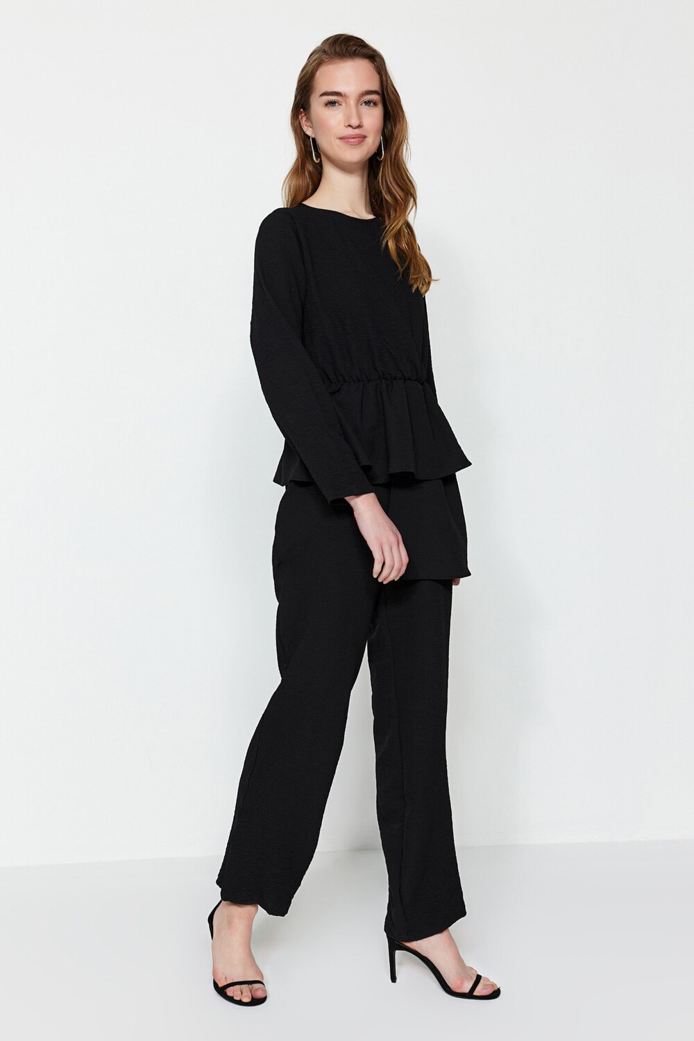 

Черный двубортный комбинезон из тканого материала с воланами Trendyol Modest