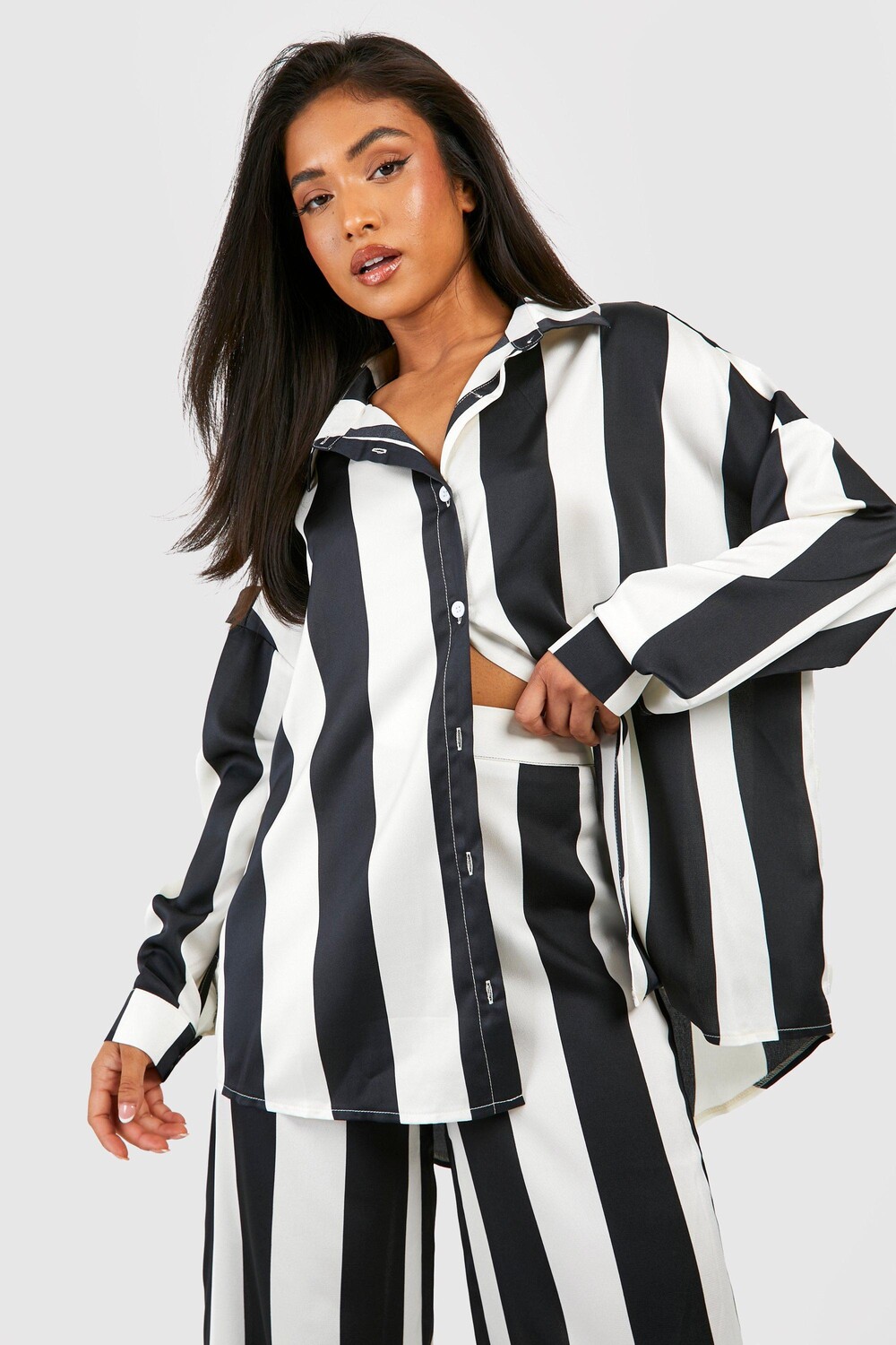 

Рубашка оверсайз из атласной полоски petite Boohoo, черный