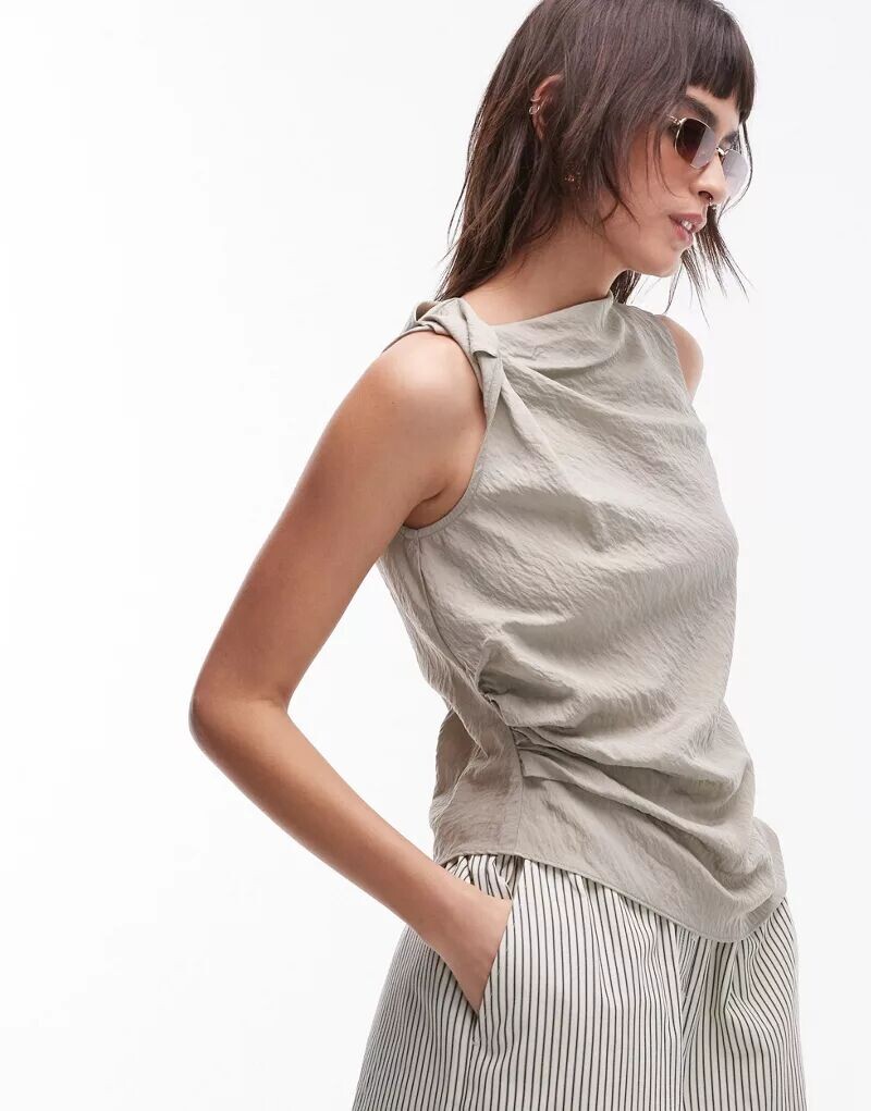

Темно-зеленый структурированный топ без рукавов с высоким воротником Topshop