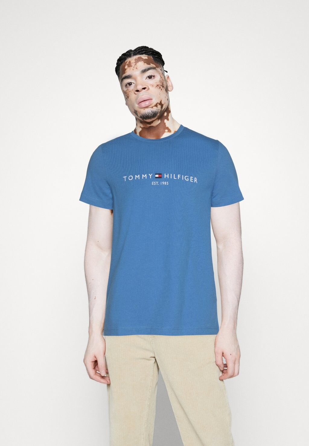 

Базовая футболка ФУТБОЛКА С ЛОГОТИПОМ Tommy Hilfiger, культовый синий цвет