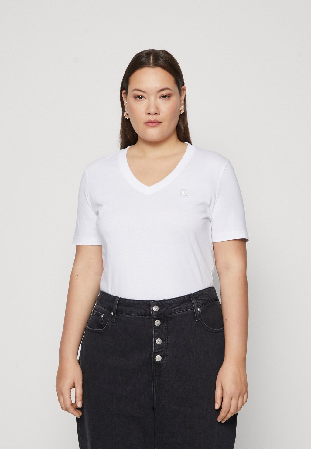 Базовая футболка BADGE V NECK TEE Calvin Klein Jeans Plus, цвет bright white кроссовки calvin klein jeans cupsole flatform laceup bright white