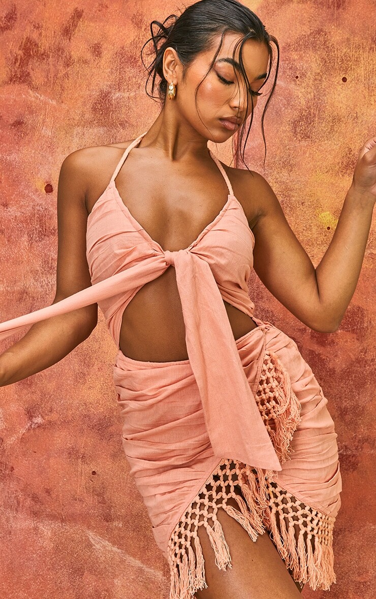 

PrettyLittleThing Льняное облегающее платье персикового цвета с завязками, бюстом и кольцом, отделкой кисточками