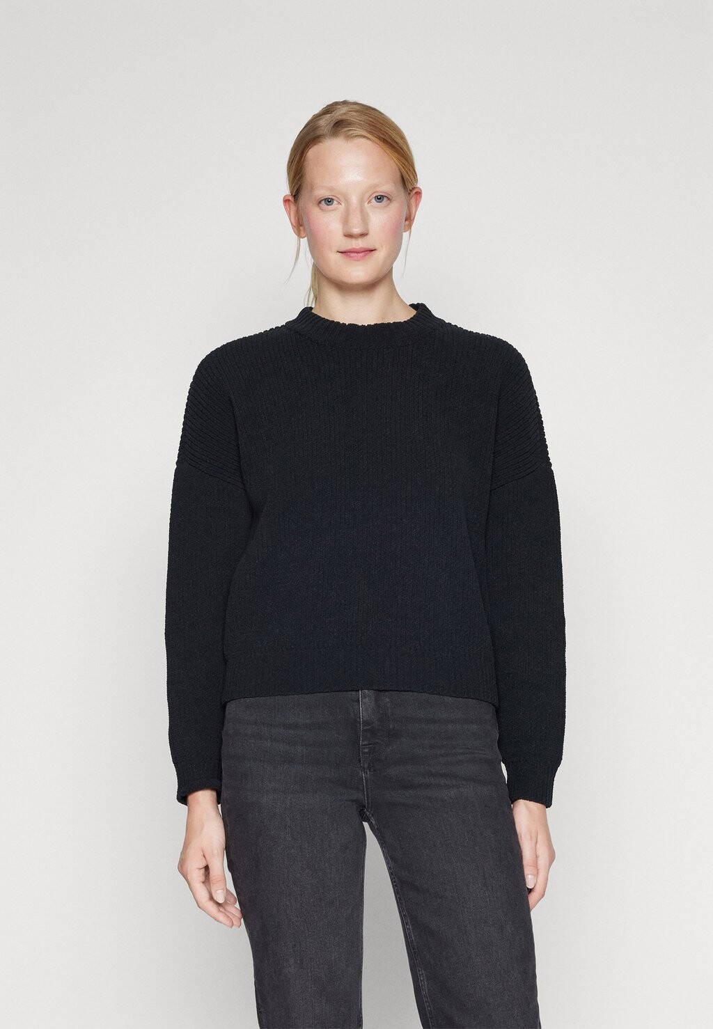 

Свитшот Abercrombie & Fitch CHENILLE MID LENGTH CREW, цвет black beauty