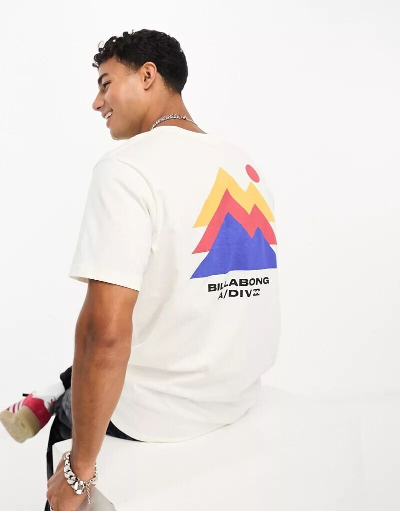 

Billabong СТУПЕНЧАТАЯ ФУТБОЛКА в цвете Off White
