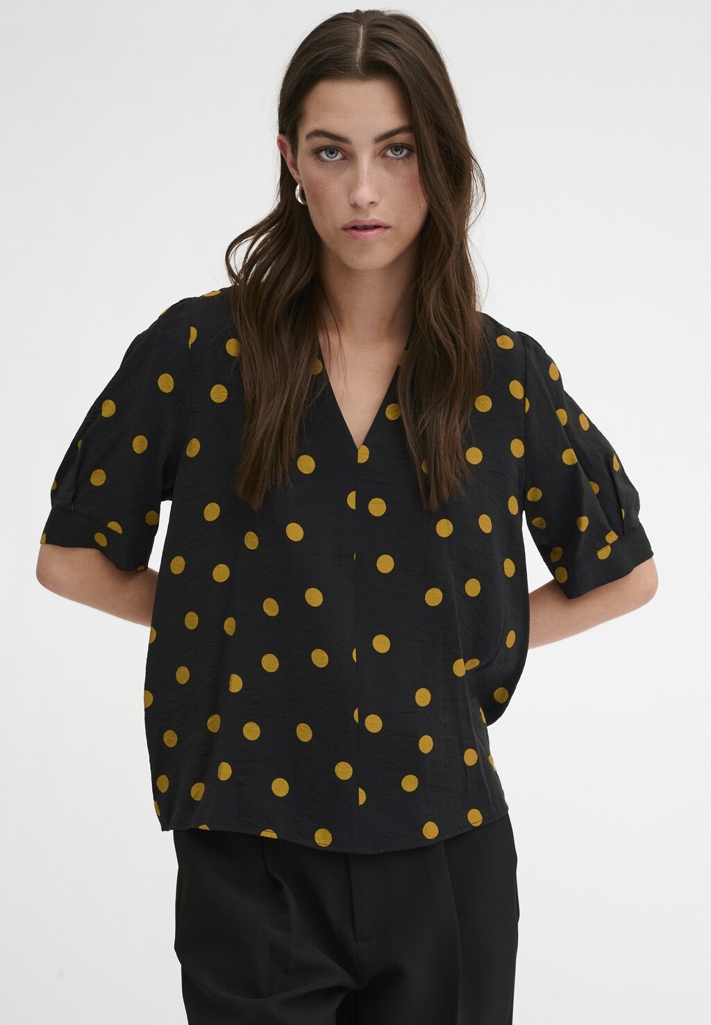 

Блузка COSTA V-NECK My Essential Wardrobe, цвет black w ecru olive dots