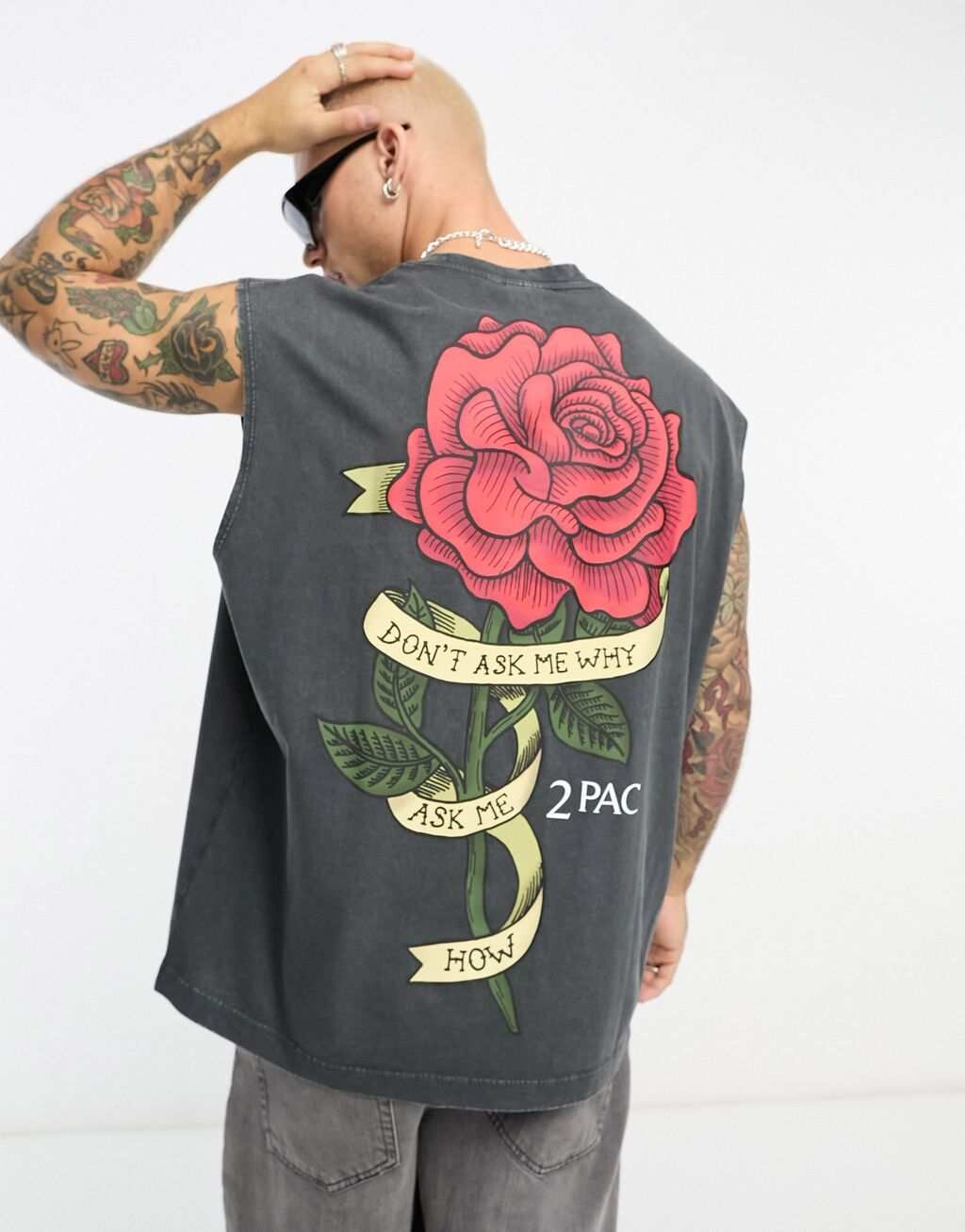 

Черный оверсайз-жилет с принтом роз Тупака ASOS DESIGN