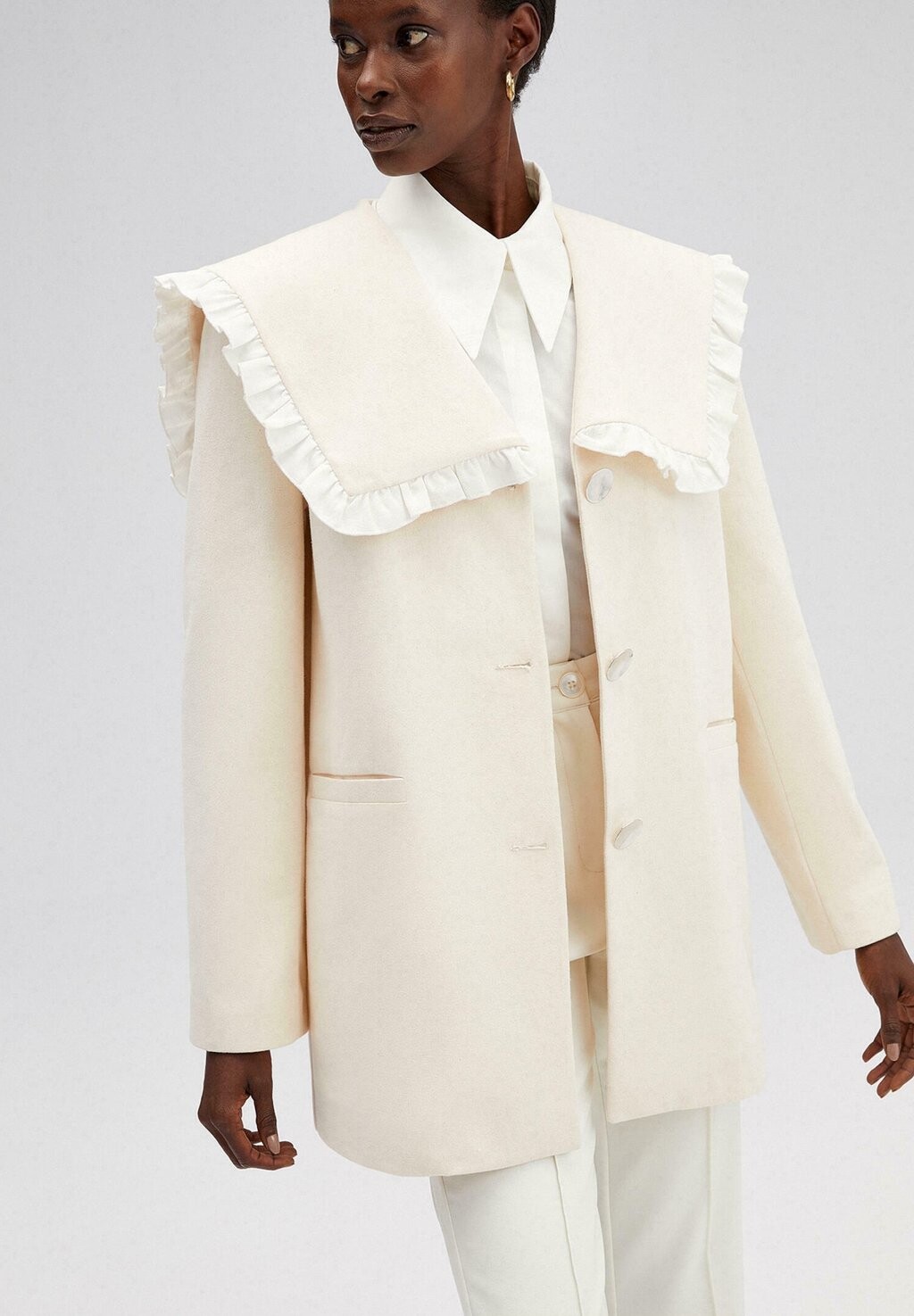 

Короткое пальто Ruffled Wide Collar Touché Privé, цвет cream