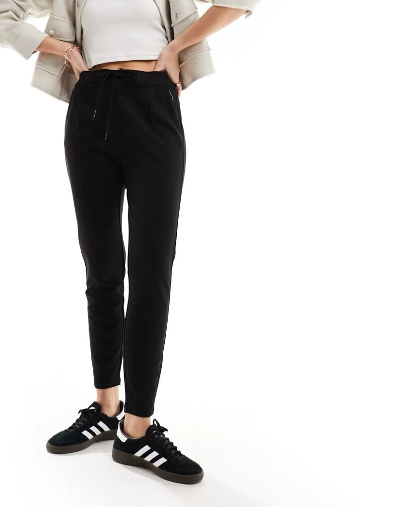 Черные зауженные брюки из джерси Vero Moda с завязкой на талии черные зауженные брюки с завязками на талии vero moda