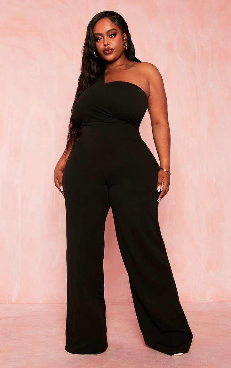 

PrettyLittleThing Черный комбинезон на одно плечо с драпировкой Plus