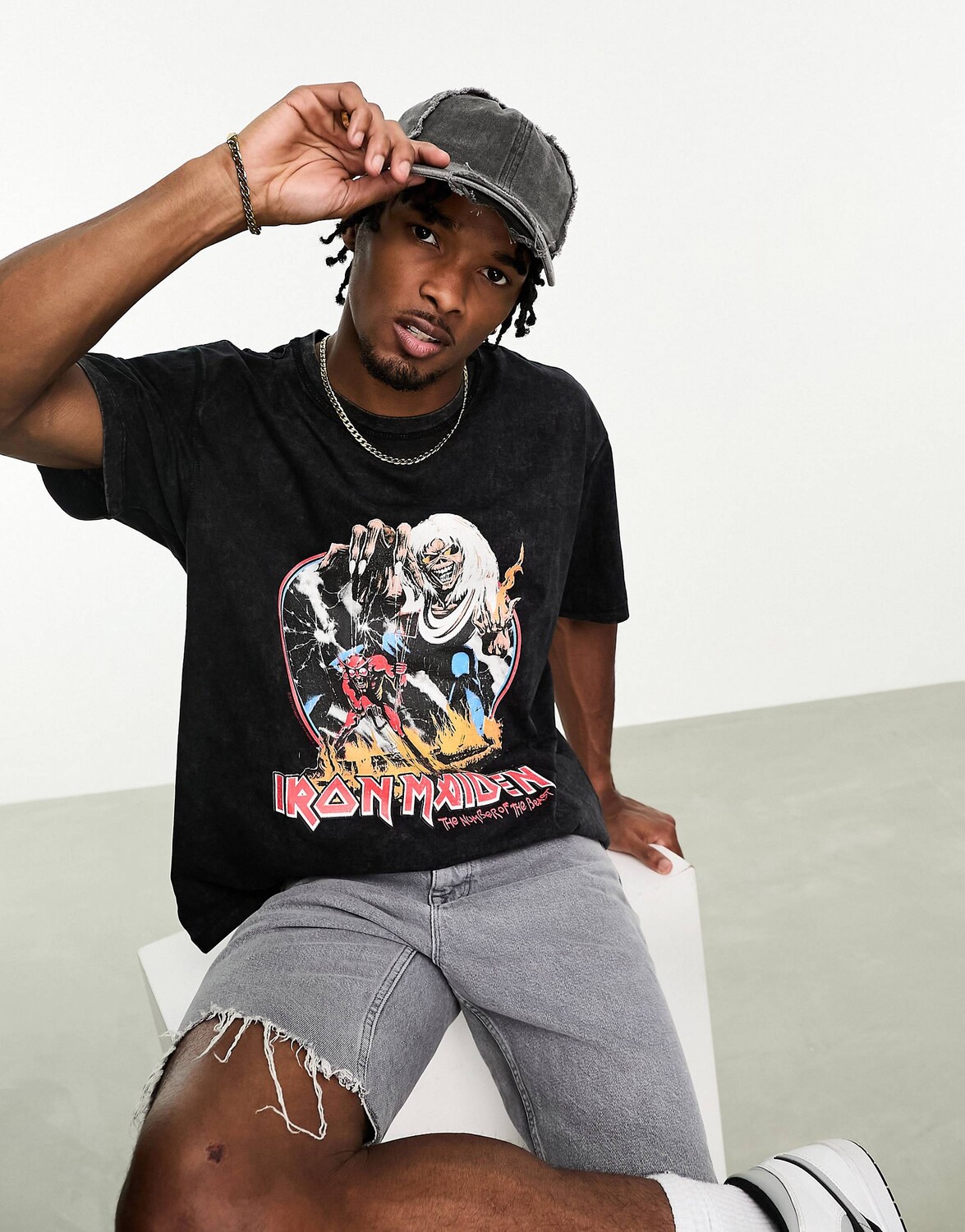 

Потертая футболка Bershka Iron Maiden темно-серого цвета