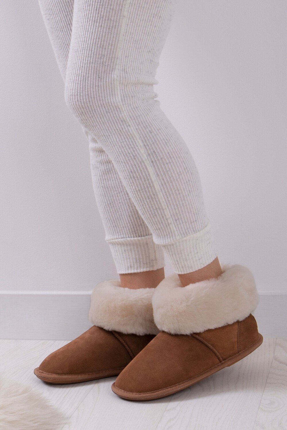 

Женские тапочки Albera из овчины Just Sheepskin, коричневый