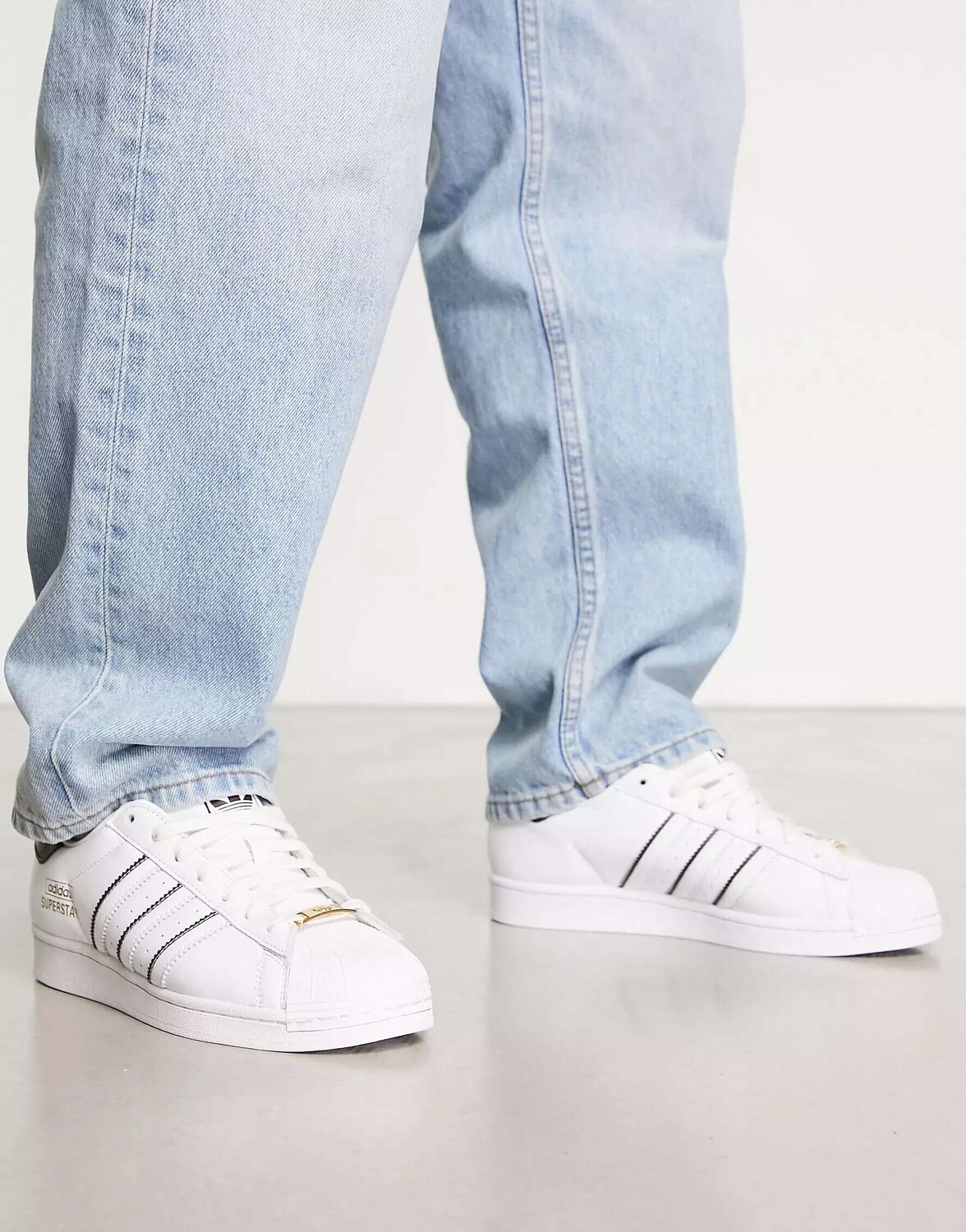 

Белые и красные кроссовки adidas Originals Superstar, Красный