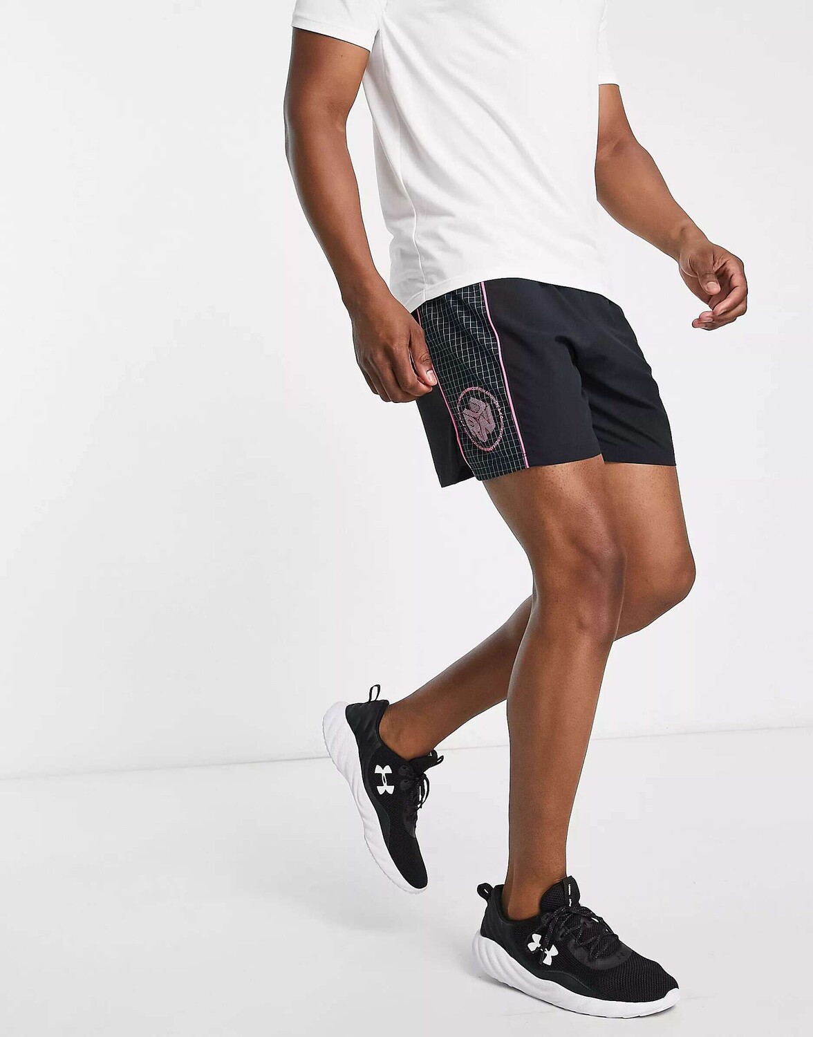 

Черные шорты с принтом по бокам Under Armour Run Anywhere