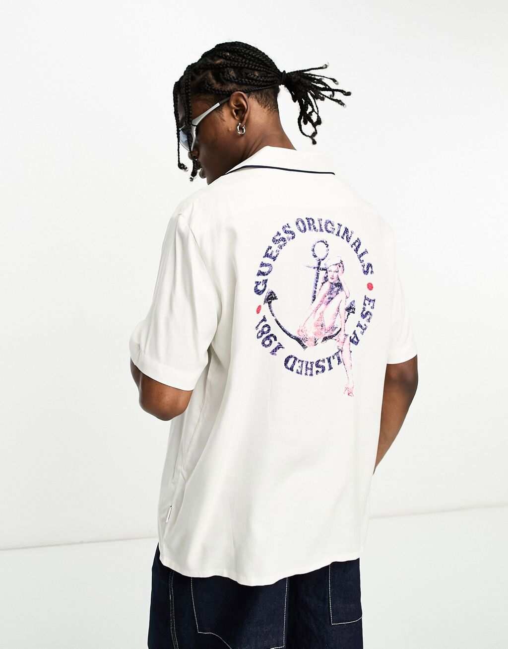 

Белая рубашка с короткими рукавами и логотипом Guess Originals