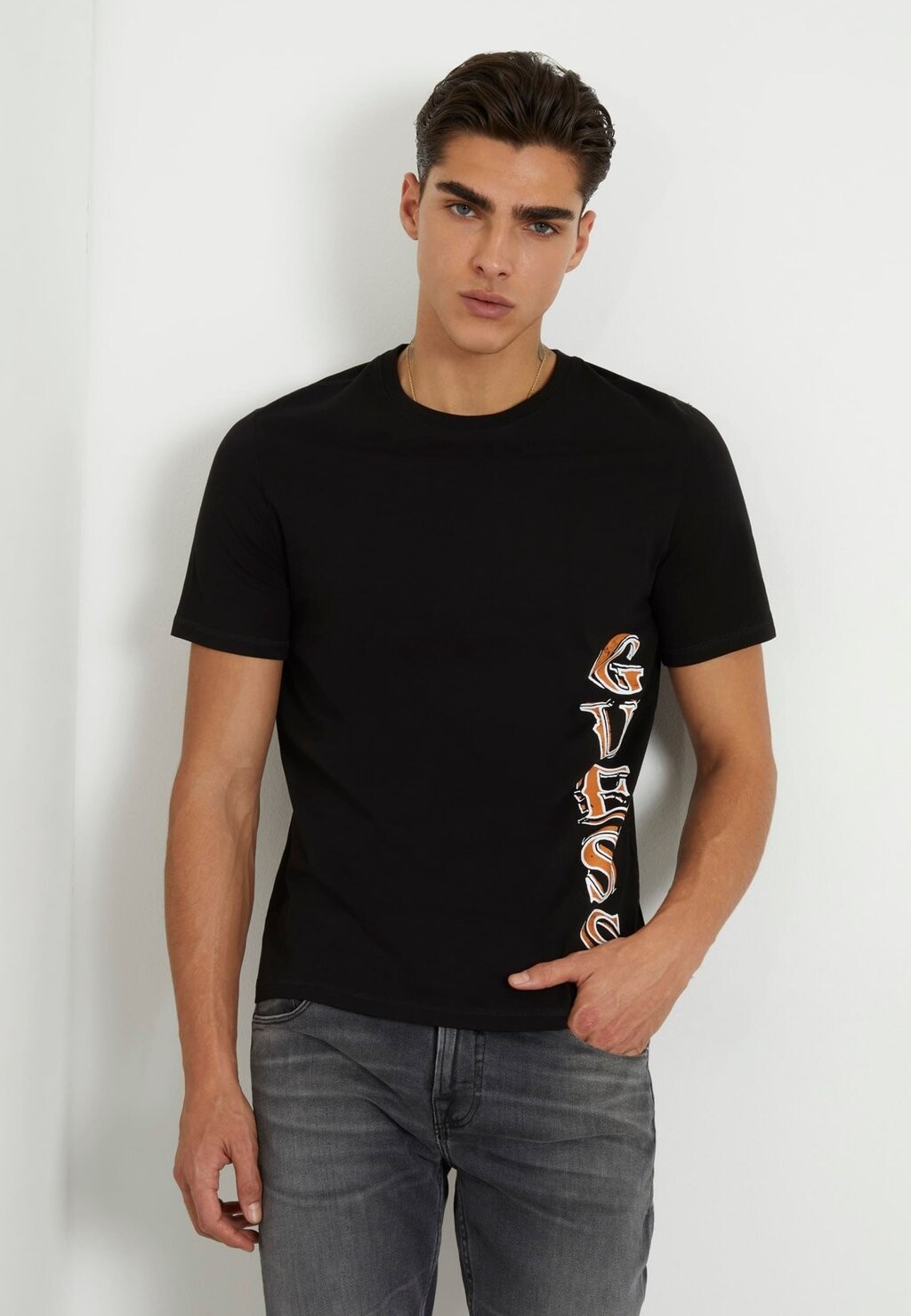 

Футболка с принтом Mit Seitlichem Logo Guess, цвет schwarz