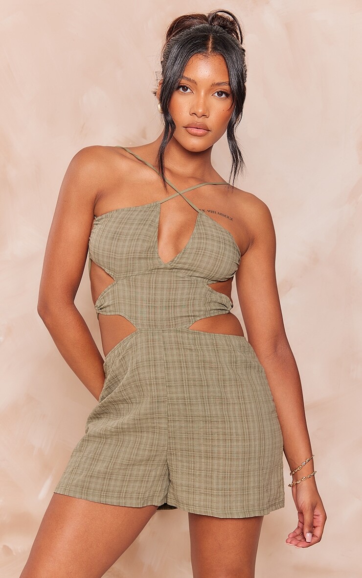 

PrettyLittleThing Хаки Текстурированный комбинезон с вырезом на спине и бретелями