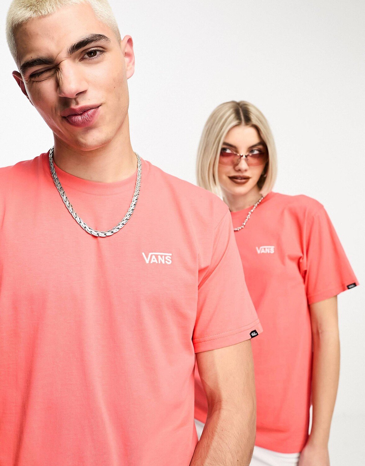 

Коралловая футболка унисекс с логотипом слева на груди Vans, Красный