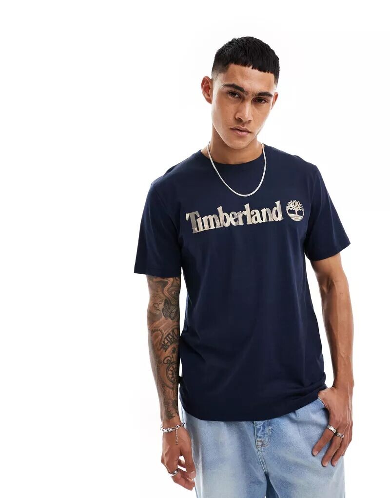 

Темно-синяя футболка Timberland с большим камуфляжным логотипом
