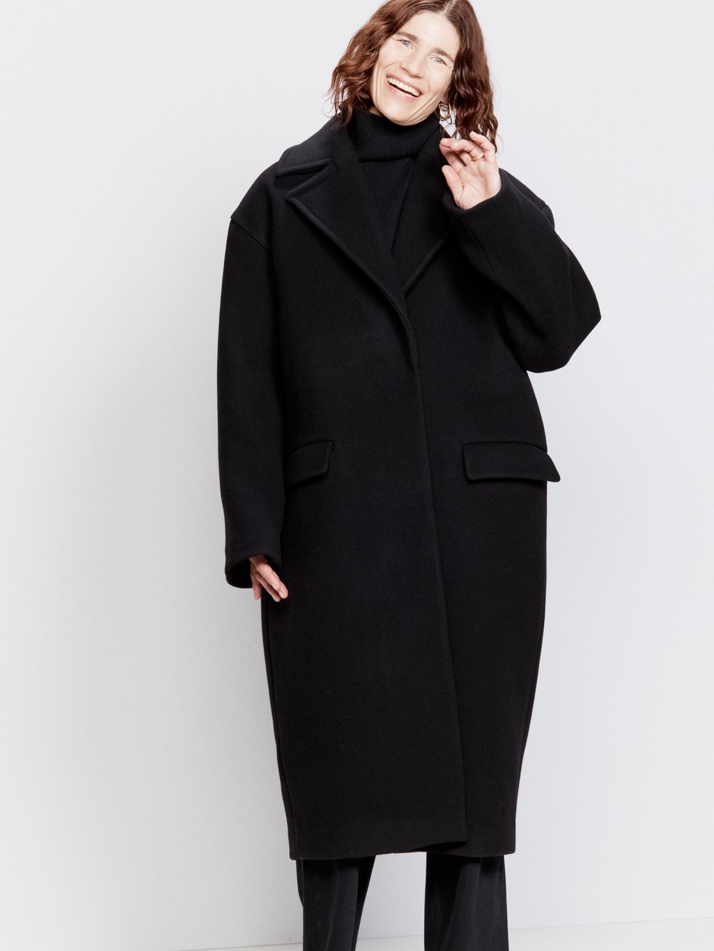 Шерстяное пальто-кокон с завышенными плечами Raey, черный цена и фото