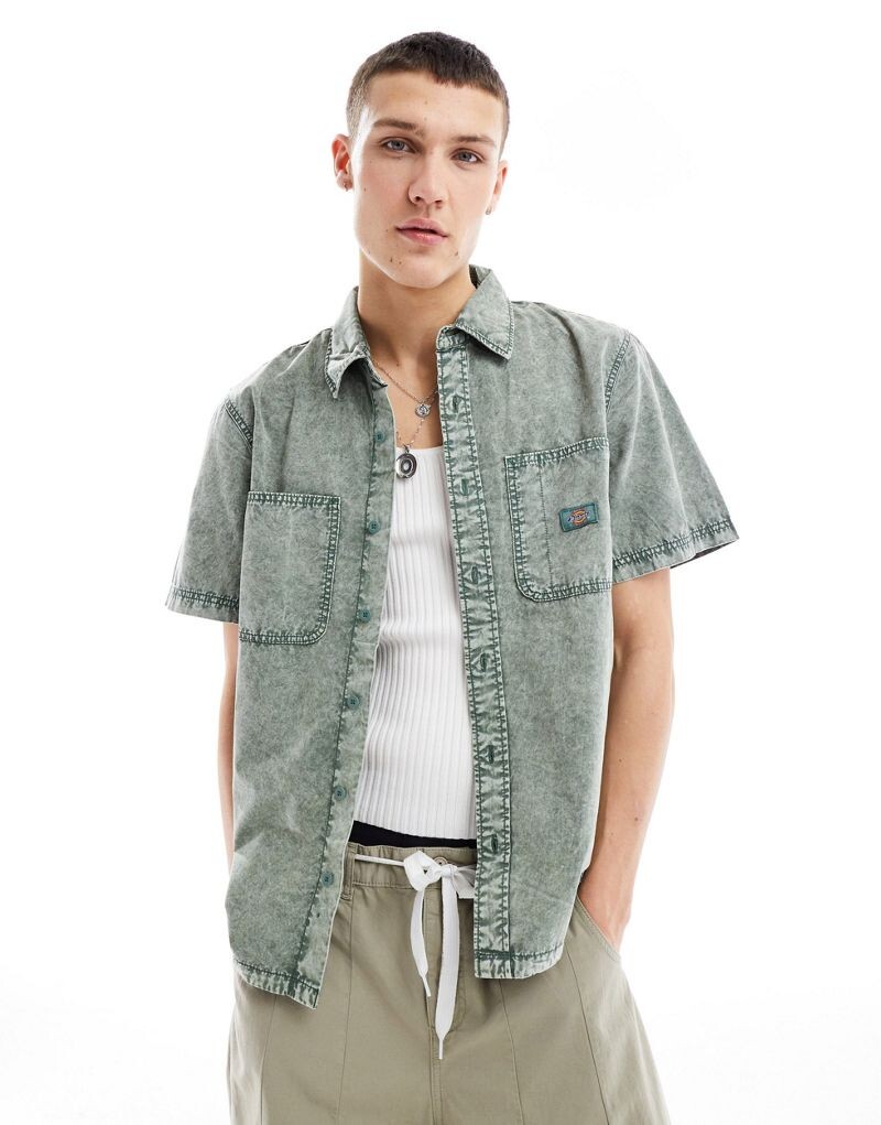 

Dickies - Newington - Рубашка с коротким рукавом темно-зеленого цвета с эффектом потертости