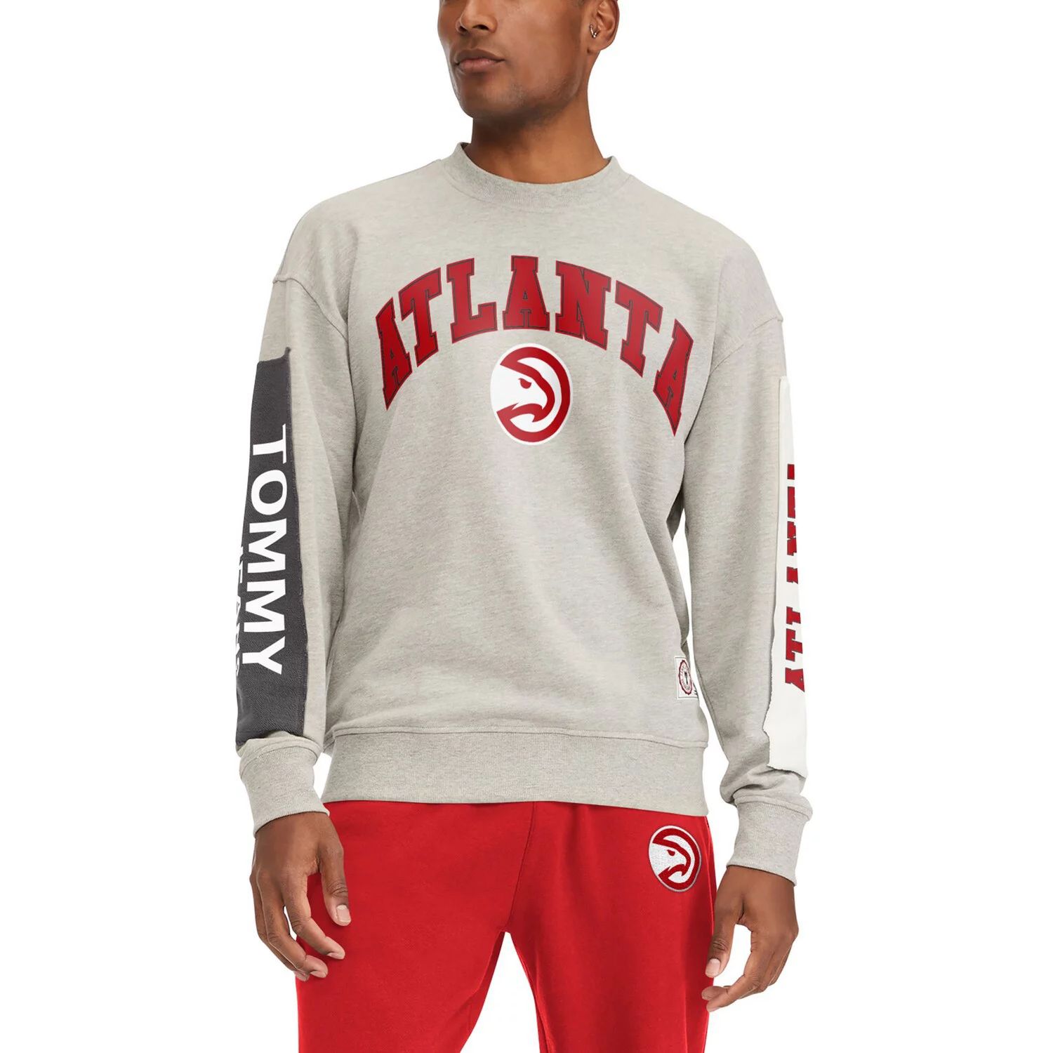 

Мужской серый пуловер с нашивкой Tommy Jeans Atlanta Hawks James