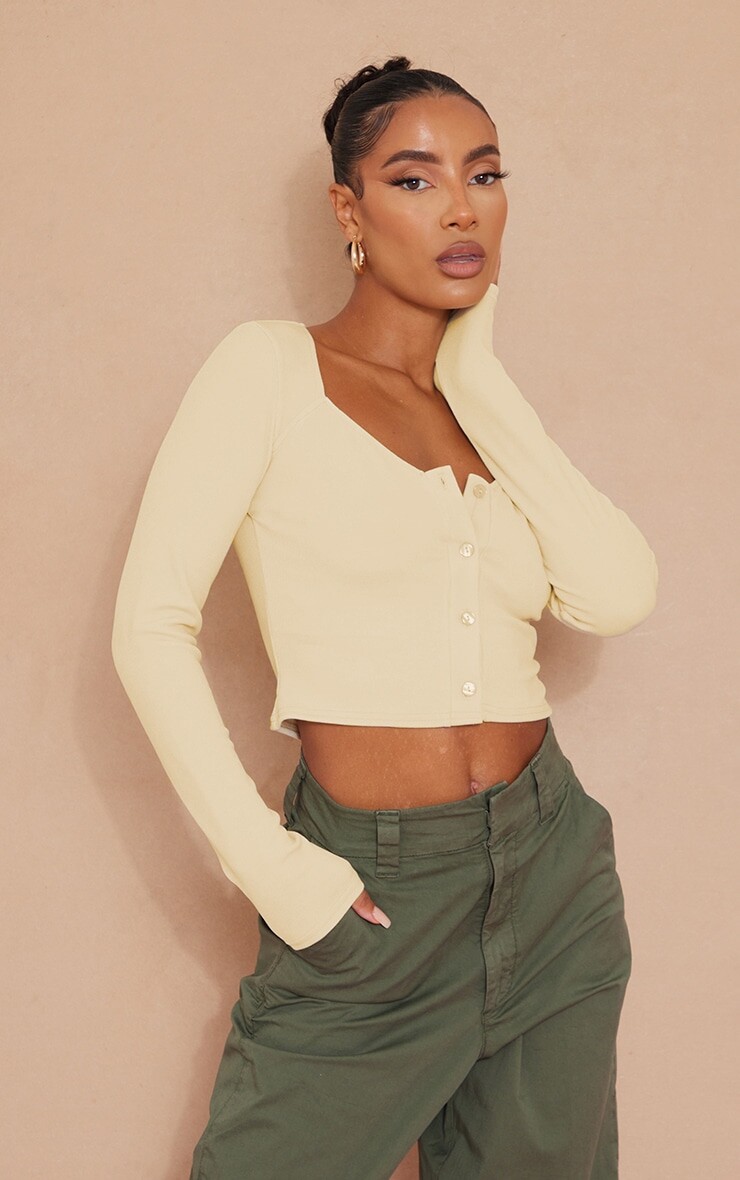 

PrettyLittleThing Кремовый текстурированный топ на пуговицах в рубчик спереди