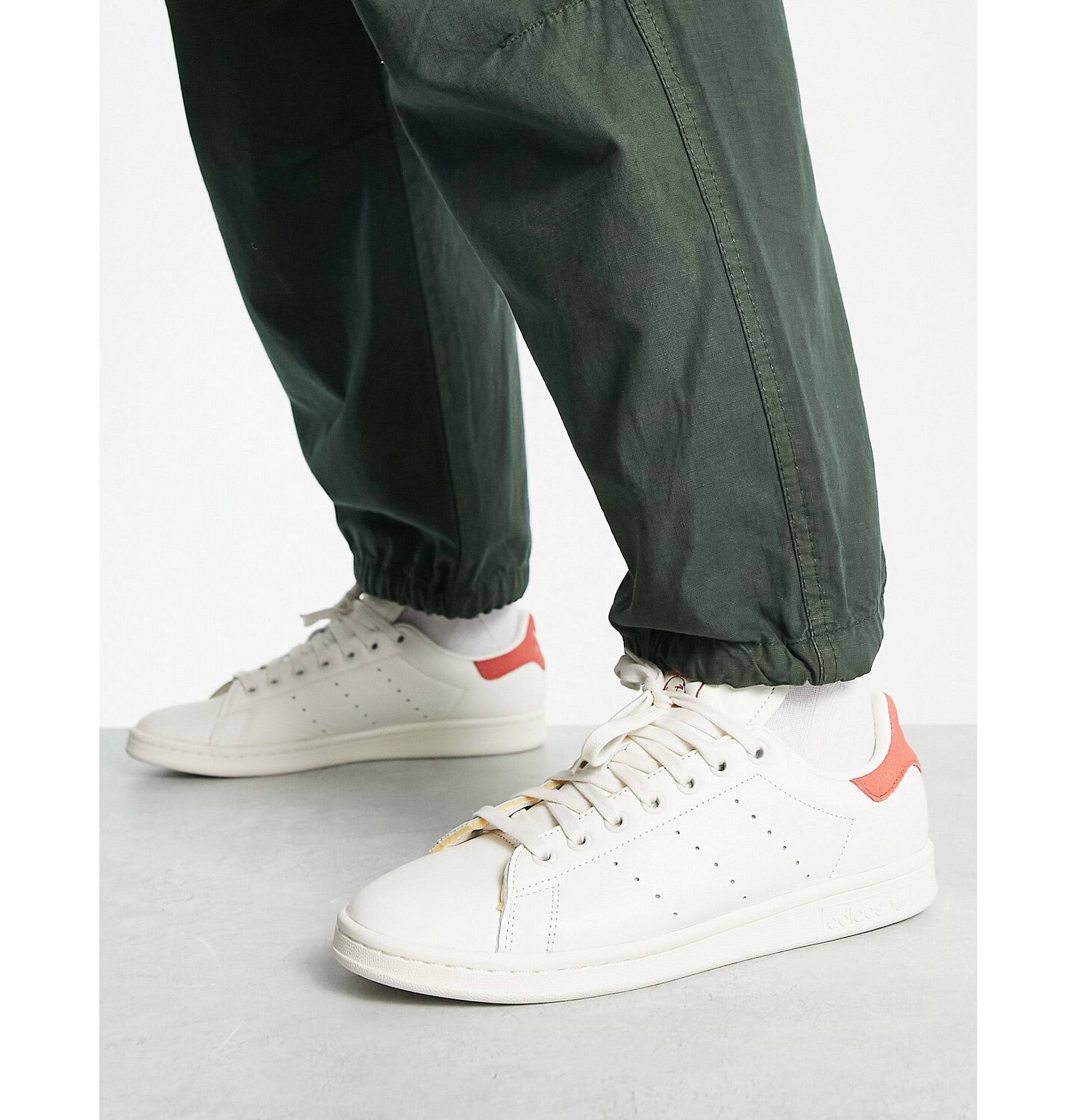 

Бело-красные кроссовки adidas Originals Stan Smith