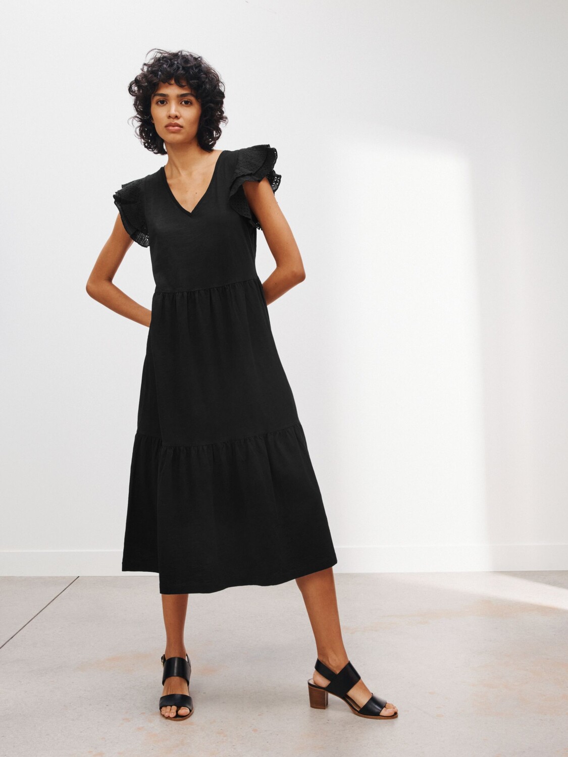 

AND/OR Anya Broderie Трикотажное многоярусное платье, черное