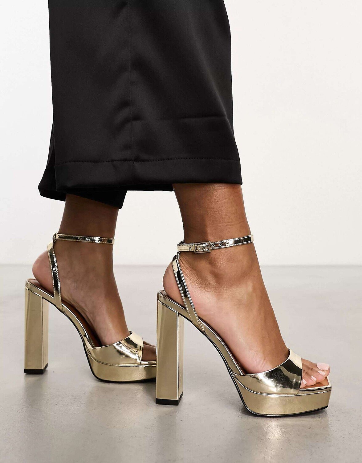 

Золотые босоножки на платформе ASOS Noun на небольшом каблуке