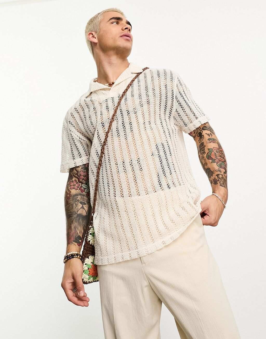 

Свободная рубашка-поло с воротником-стойкой ASOS DESIGN из бежевой ткани, связанной крючком