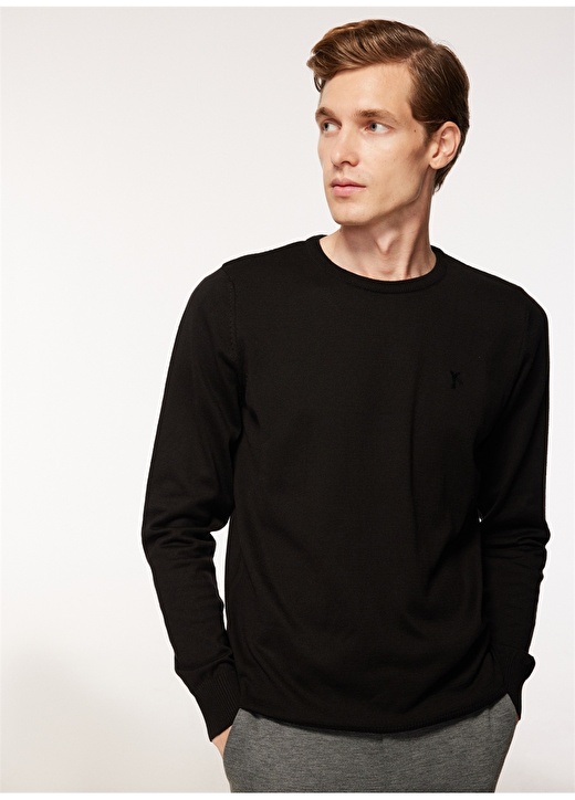 Черный однотонный мужской свитер с круглым вырезом Fabrika