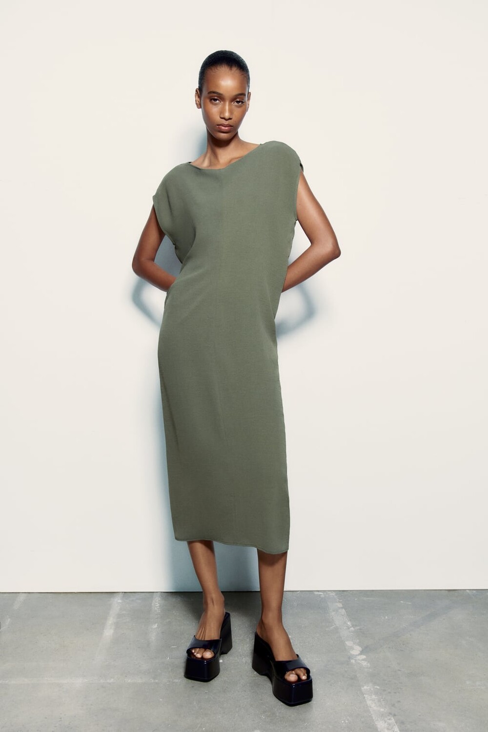 

Минималистское платье-футболка ZARA, хаки