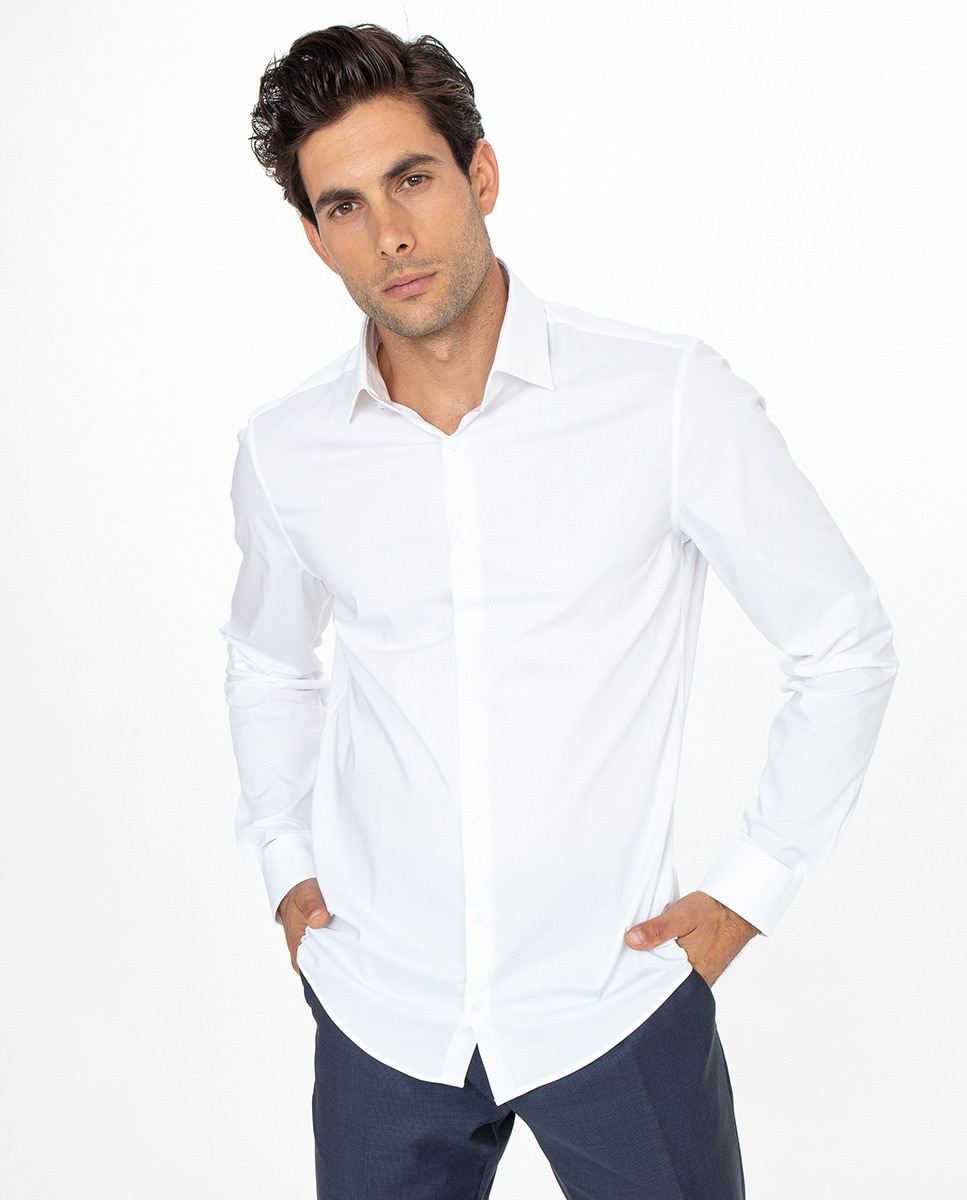 Мужская рубашка приталенного кроя из однотонного поплина стрейч Calvin Klein, белый рубашка узкого покроя из поплина стрейч xs черный