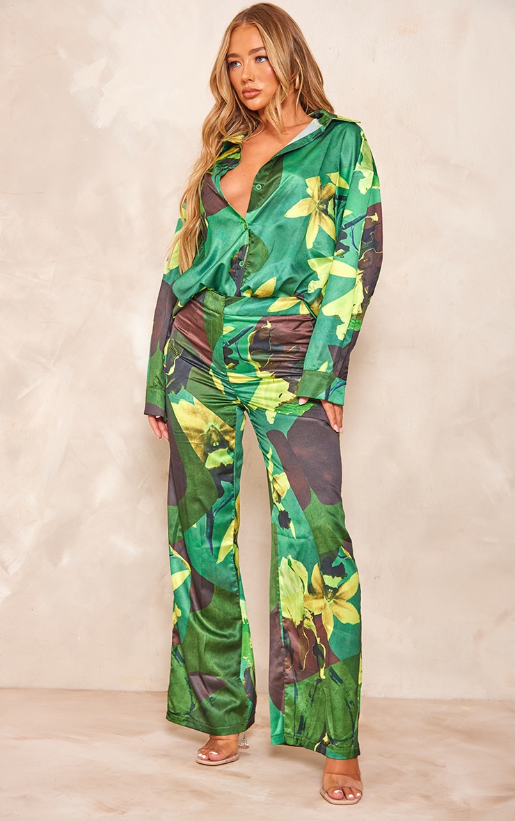 PrettyLittleThing Зеленые атласные широкие брюки оверсайз с абстрактным цветочным принтом