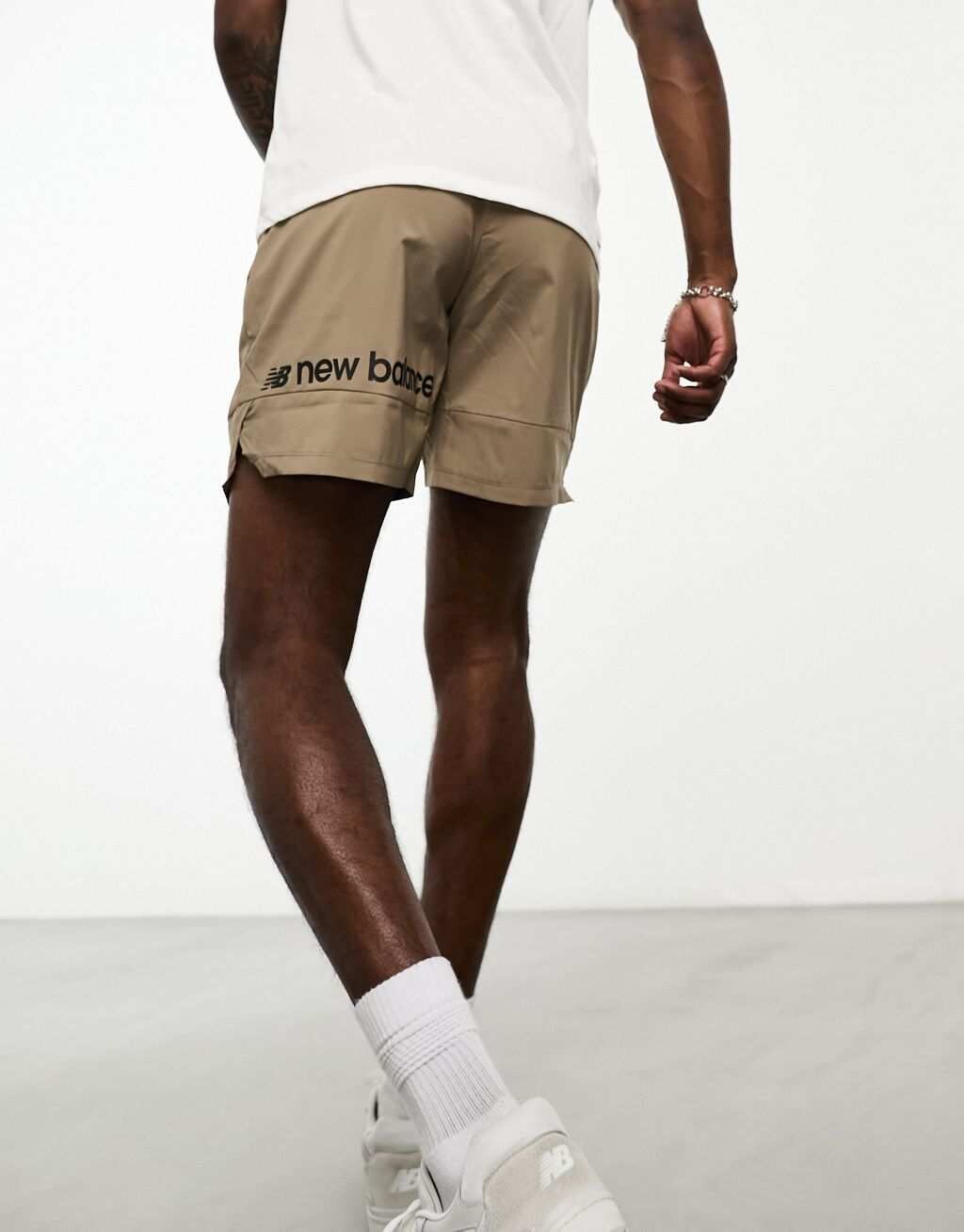 

Коричневые шорты New Balance Tenancy