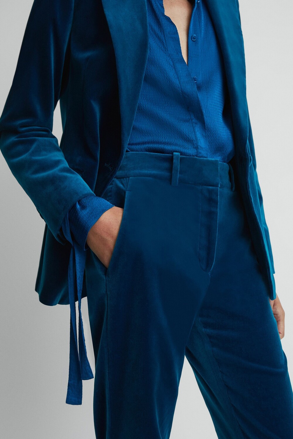 

Бархатные брюки Ivy с расклешенными штанинами Reiss, синий