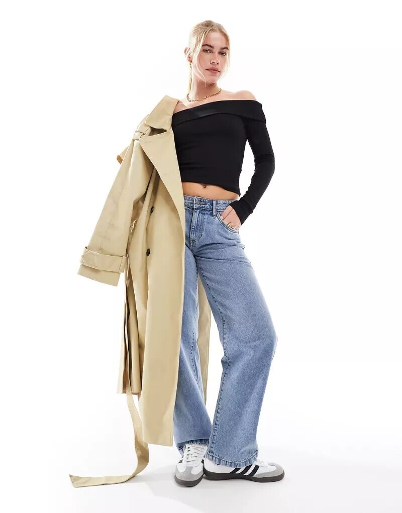 

Черный топ с открытыми плечами и складчатым вырезом Stradivarius