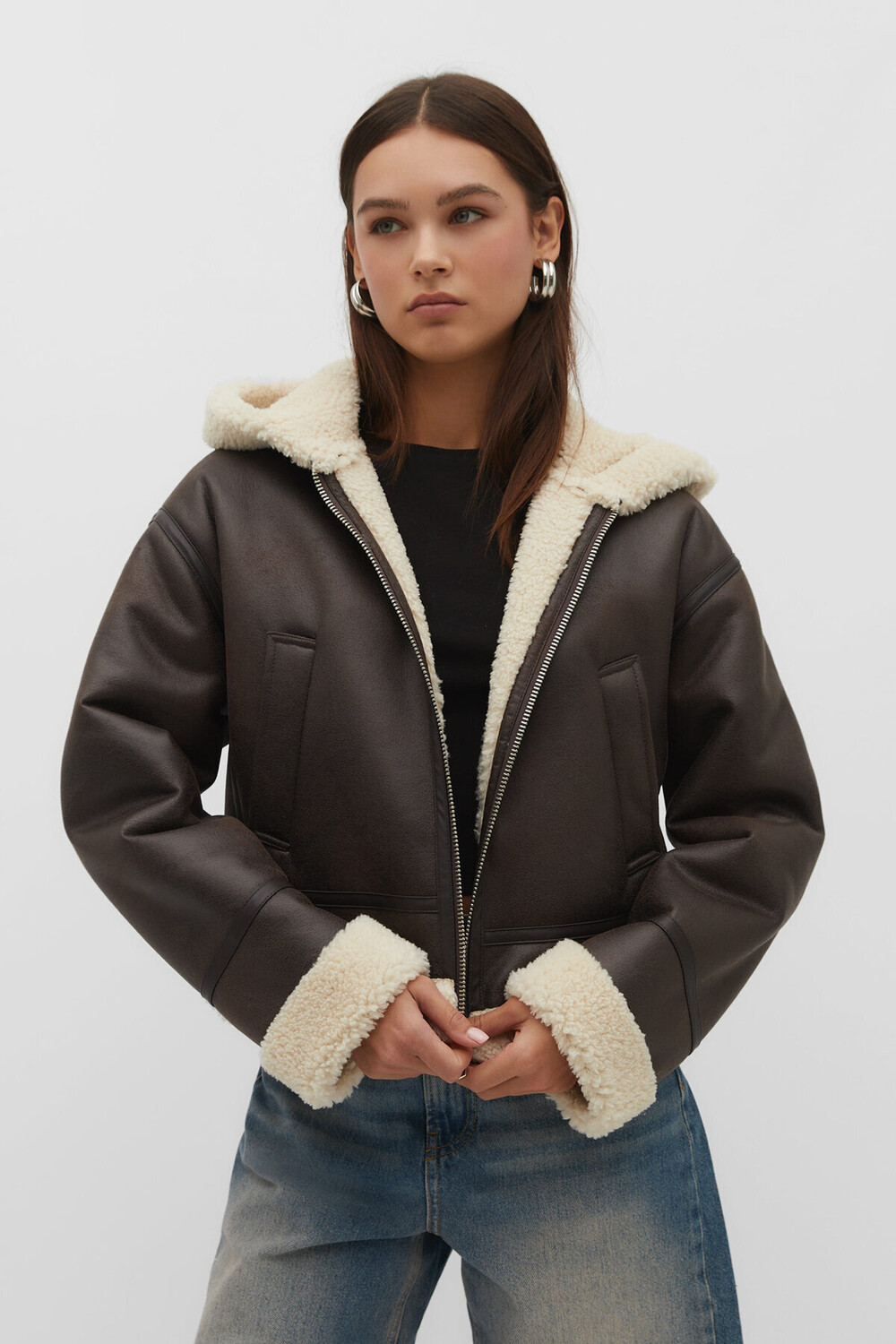 

Куртка пилота из искусственного меха с капюшоном Stradivarius, коричневый