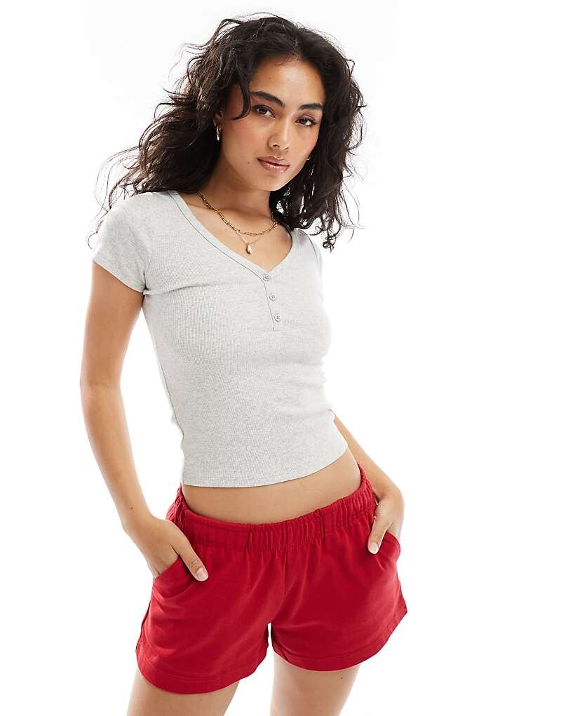 

Футболка Hollister – Henley в цвете Hellgrau