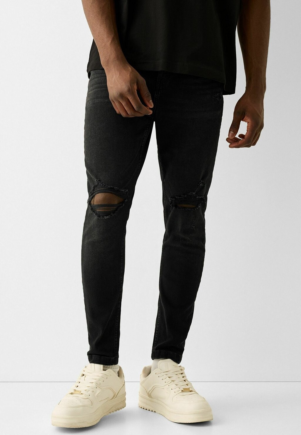 

Джинсы узкого кроя Ripped Carrot Fit Bershka, черный
