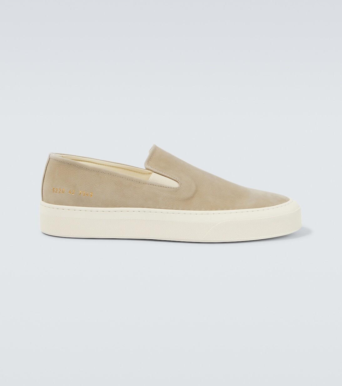 

Наденьте замшевые слипоны Common Projects, серый