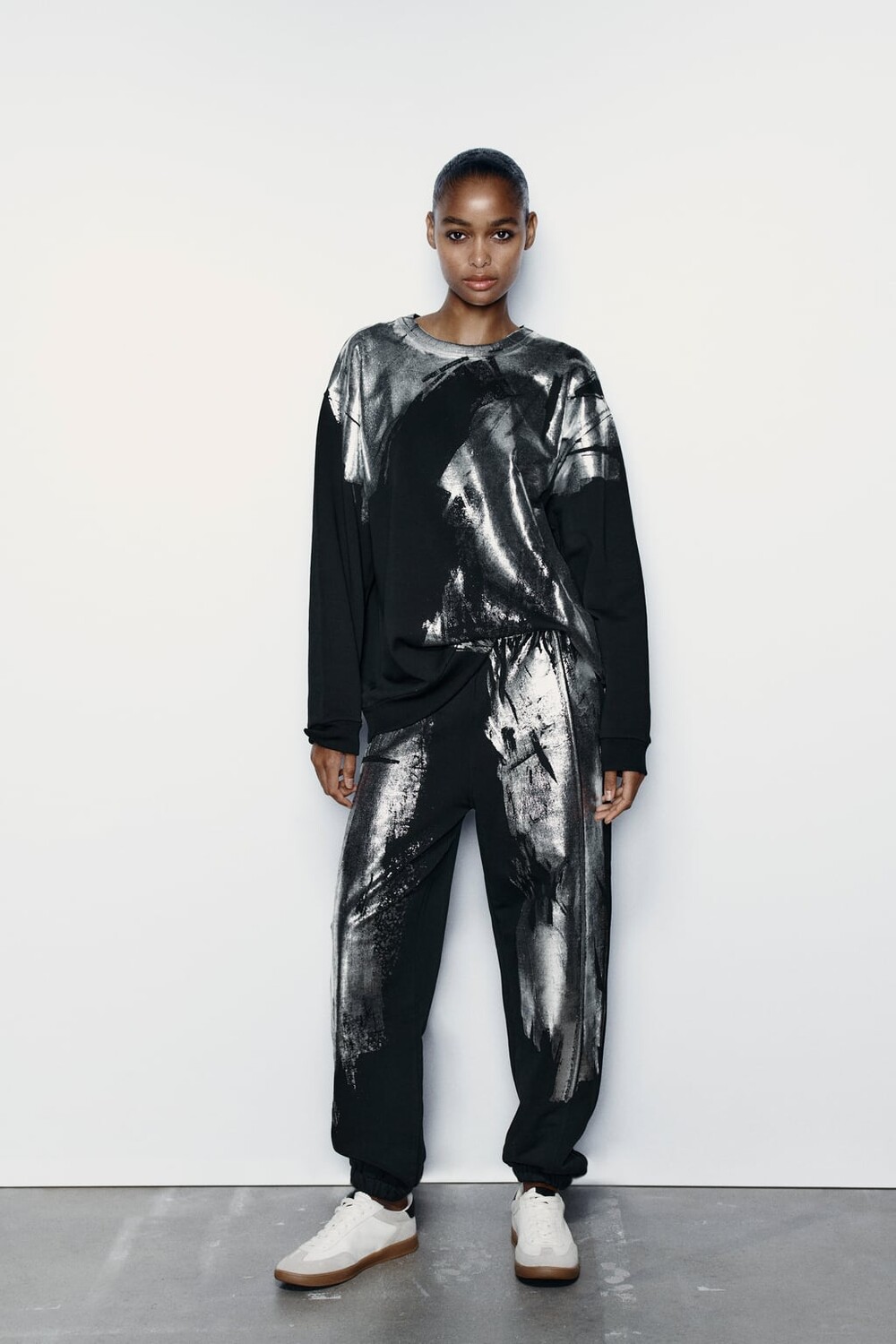 

Толстовка оверсайз из фольги ZARA, черный