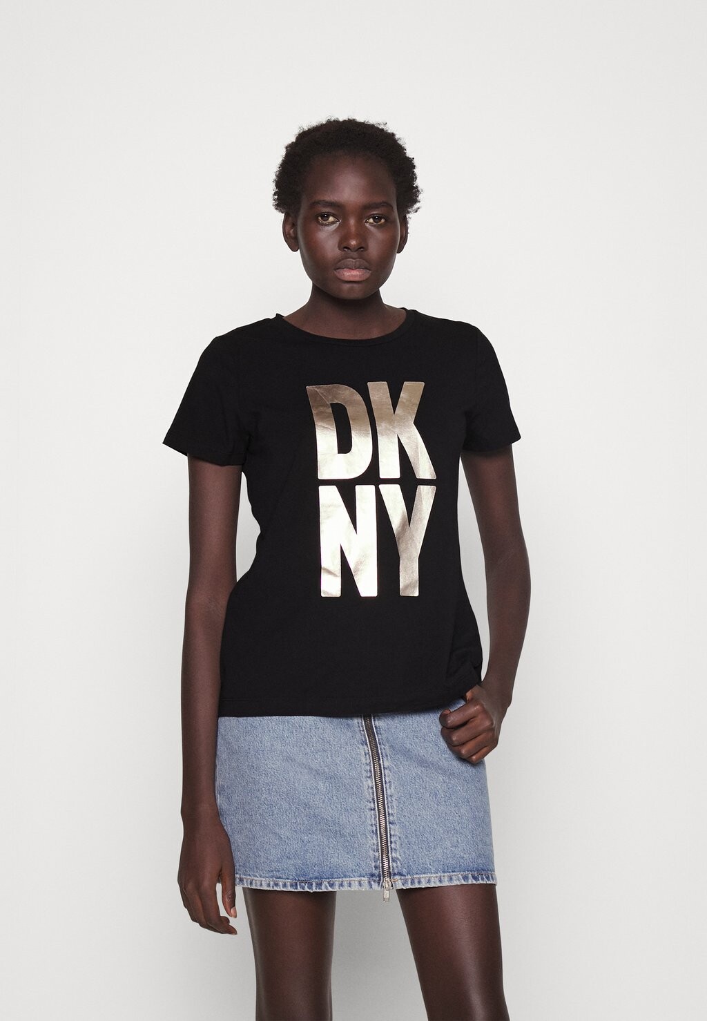 

Футболка с принтом DKNY, черный