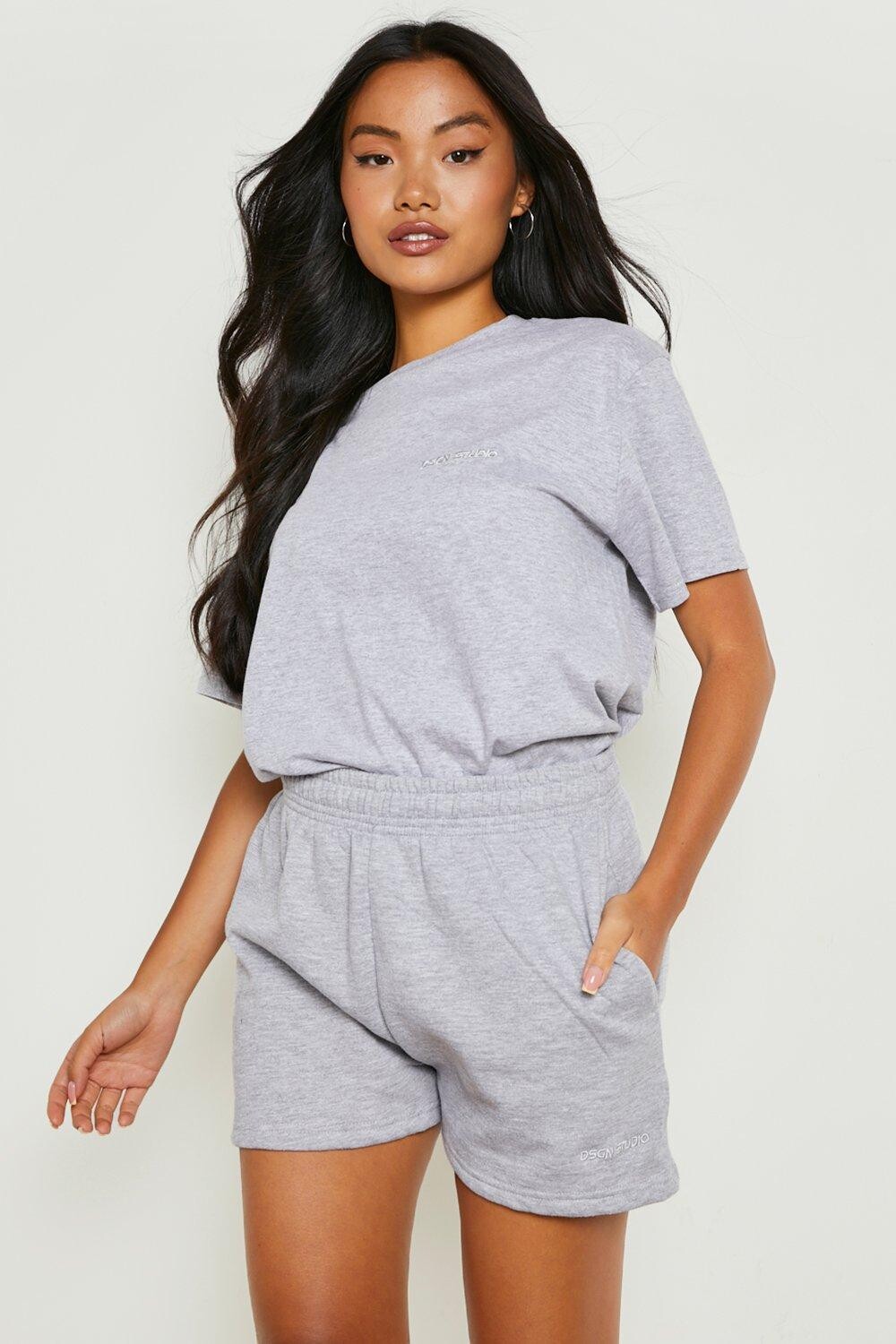 

Футболка petite dsgn studio короткий спортивный костюм Boohoo, серый