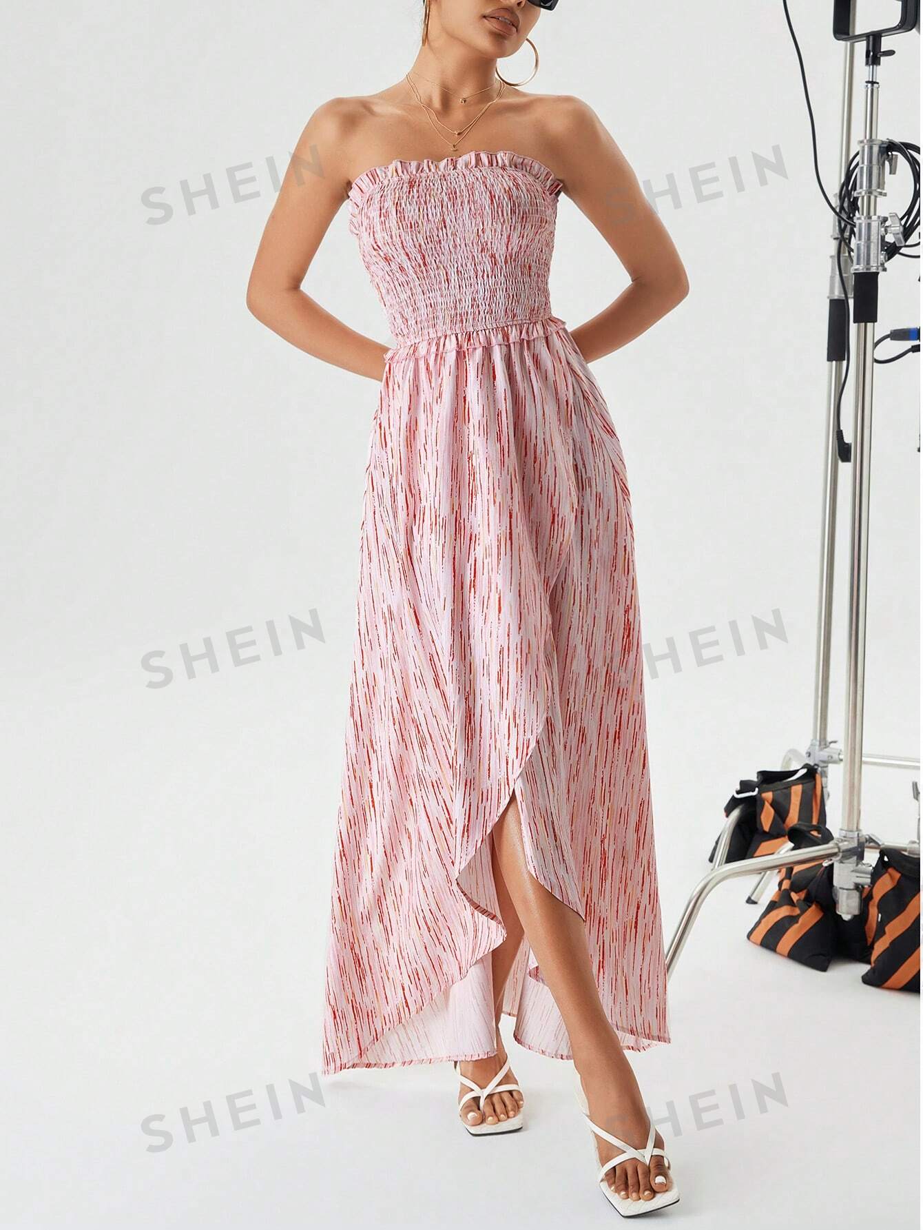цена SHEIN Платье без бретелек с рюшами и оборками на груди, розовый