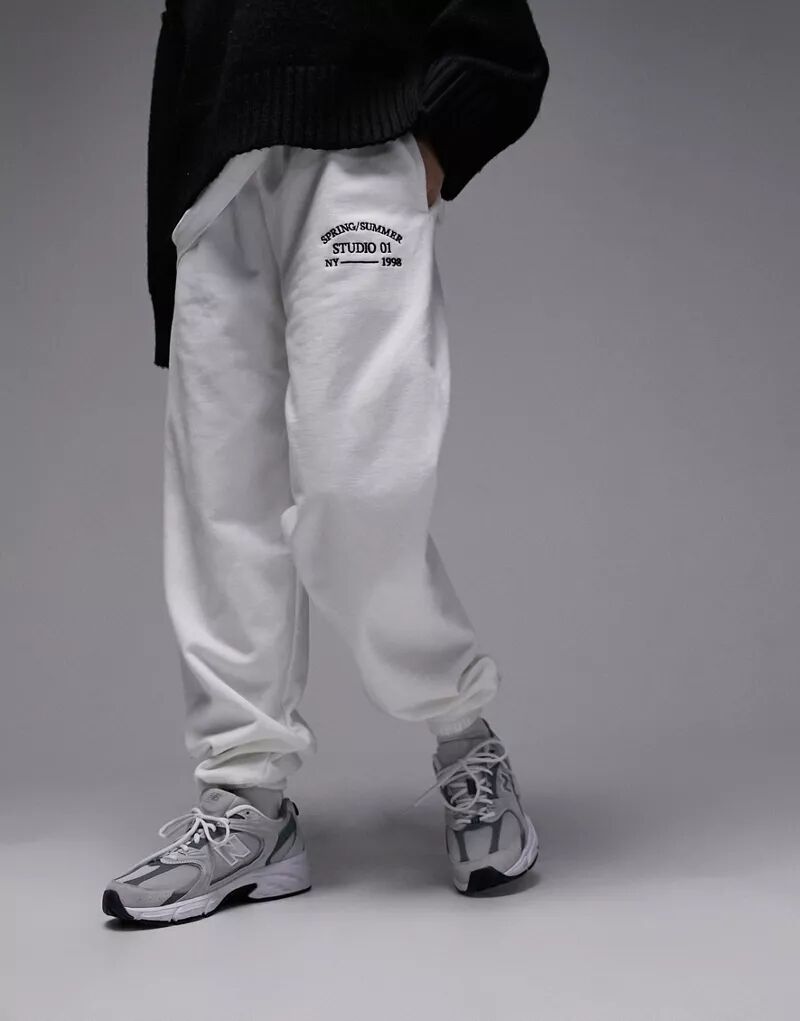 Белые винтажные джоггеры Topshop с манжетами и вышивкой Studio 01 комплект халатов с именной вышивкой царь и императрица белые
