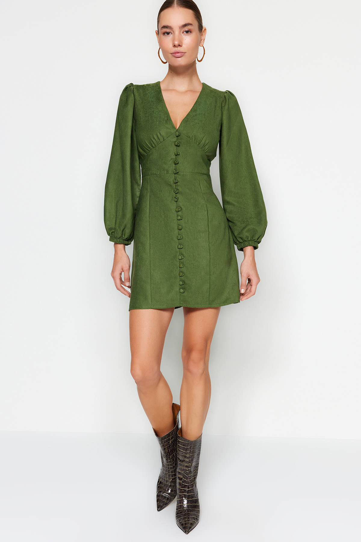 Платье Trendyol на пуговицах с V-образным вырезом, зеленый футболка с v образным вырезом s зеленый