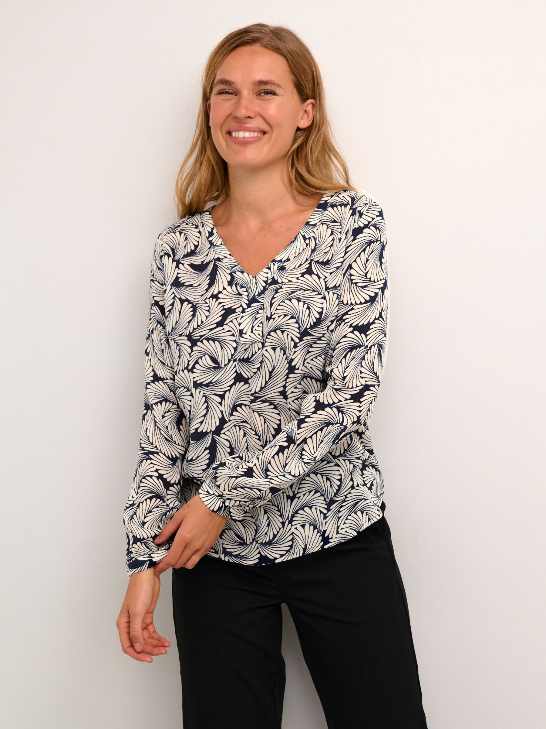 Блуза Mari Amber с V-образным вырезом KAFFE, темно-синий/мульти блузка с v образным вырезом и принтом пейсли kaffe виноградный лист