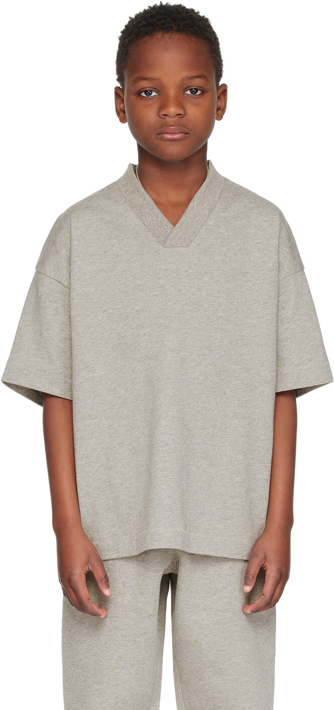 

Детская серая футболка с v-образным вырезом Fear Of God Essentials, цвет Dark heather oatmeal