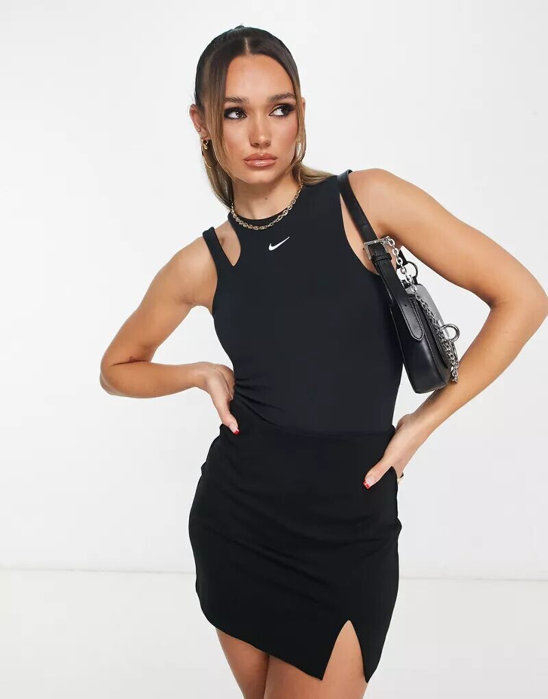 

Черное боди Nike Essential с крошечным логотипом Swoosh и вырезом